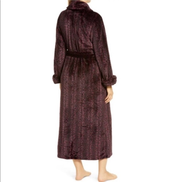 Natori Classics shawl Collar velvet Leopard robe - Picture 3 of 10